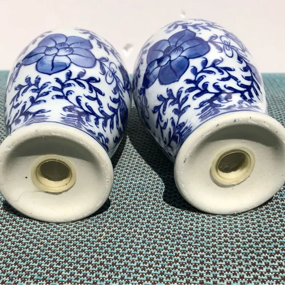 SALT & PEPPER SHAKERS BLUE/WHITE GLOSSY 7 INC cj4